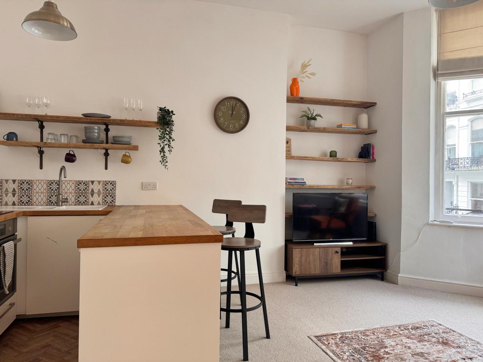 Apartment Quaint In - Sleeps 2 To 6 *