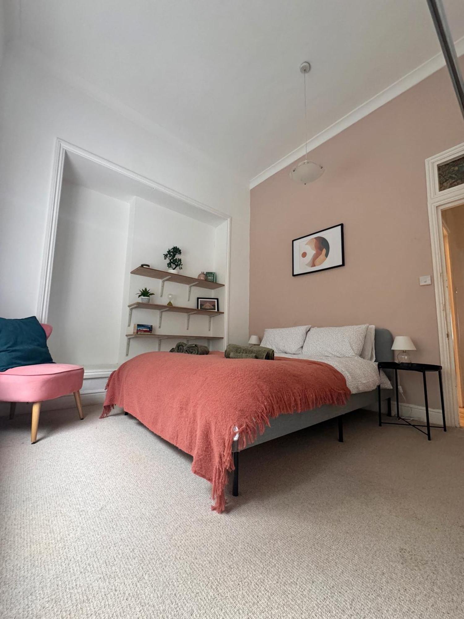 Quaint In - Sleeps 2 To 6 *