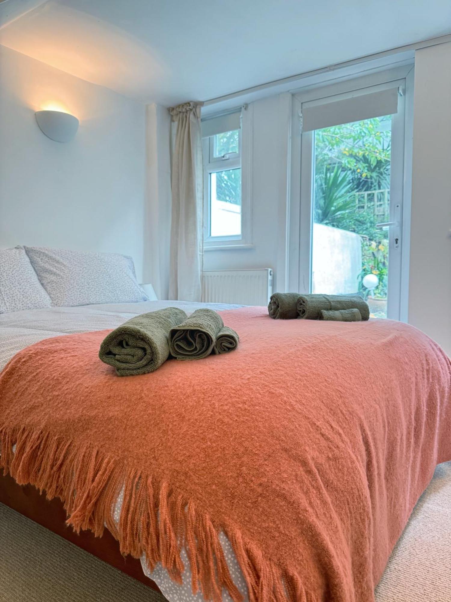Quaint In - Sleeps 2 To 6 *