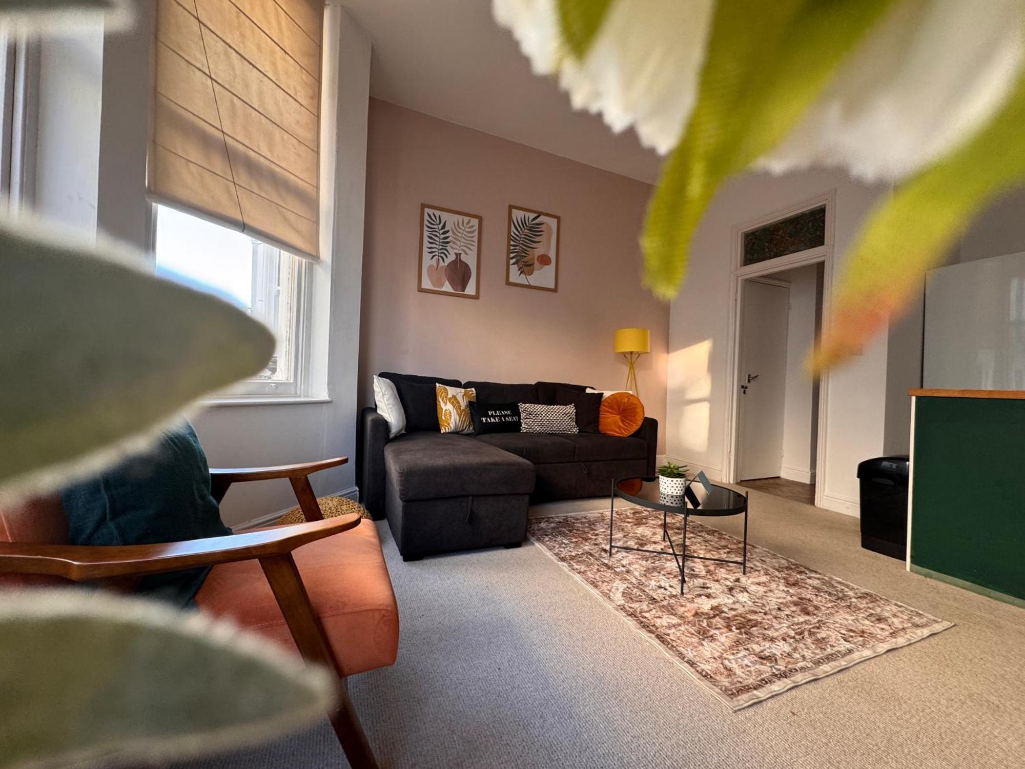 Quaint In - Sleeps 2 To 6 Apartment *