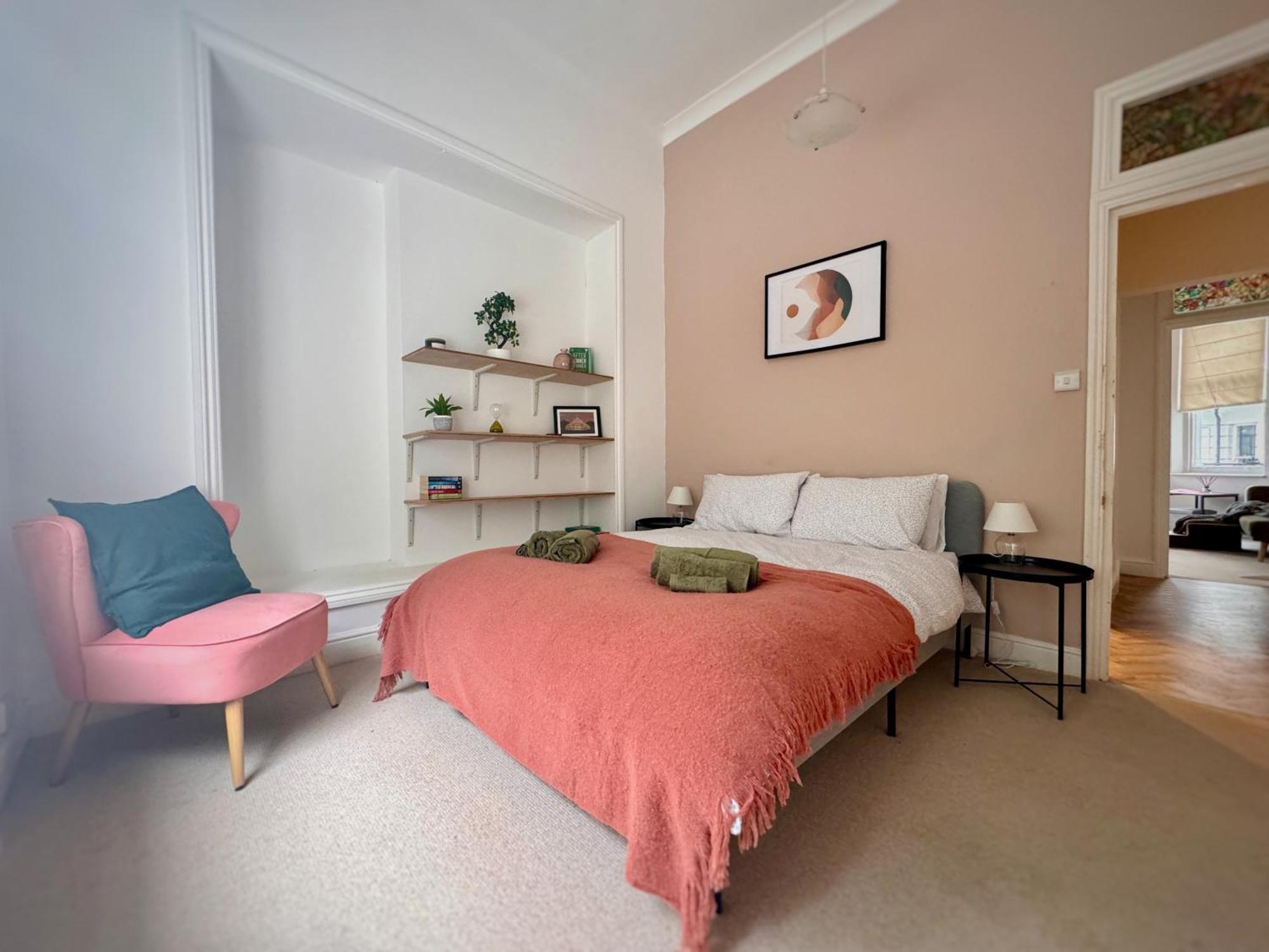 Quaint In - Sleeps 2 To 6