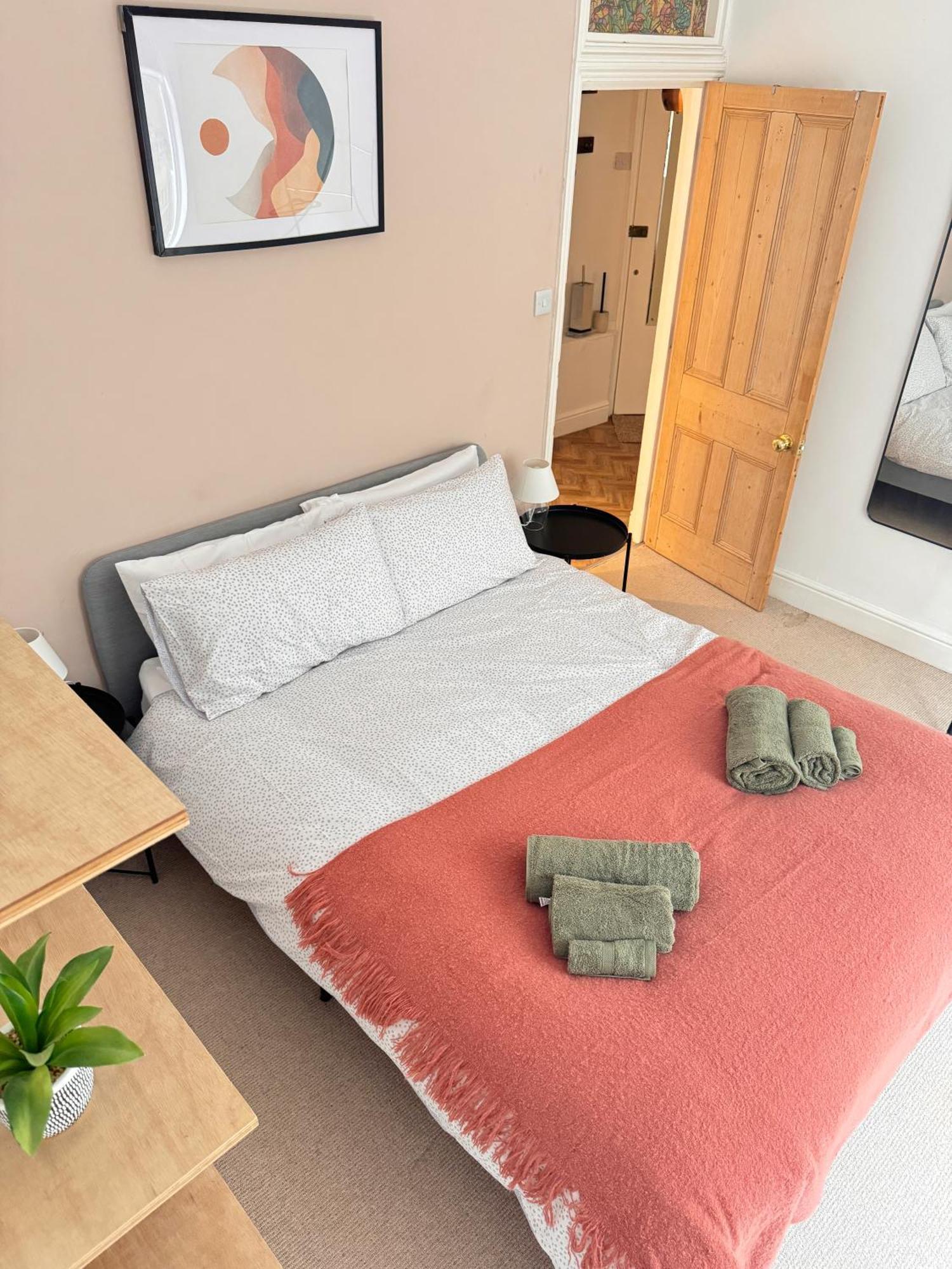 Quaint In - Sleeps 2 To 6